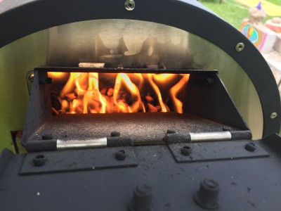 brennende Holzpellets im Pizzaofen