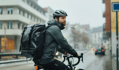 Mann mit Fahrrad und einem Rucksack